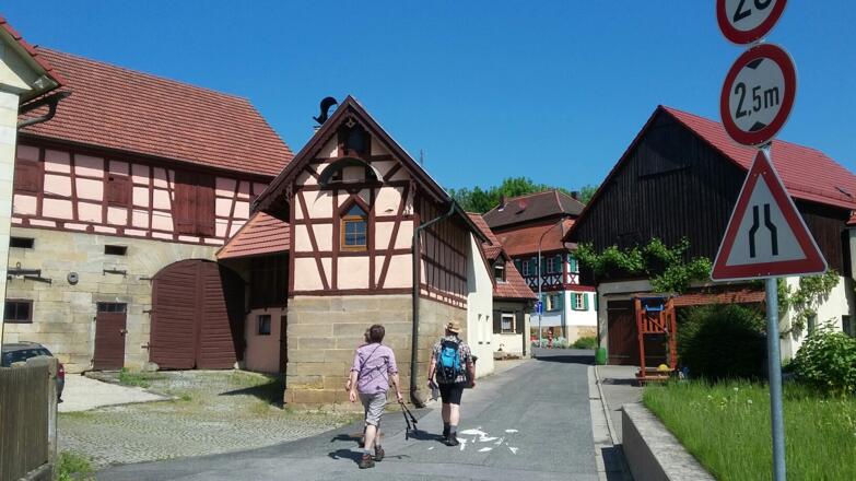 Straßenzug in Burgellern