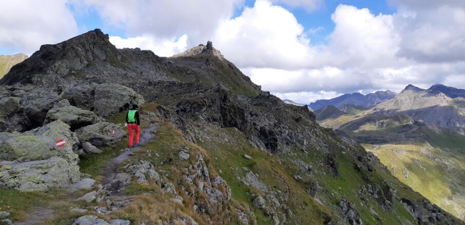 Kurz vor dem Naviser Jöchl. Die Naviser Sonnenpitze in der Mitte, rechts die Berge der Wattener Lizum.