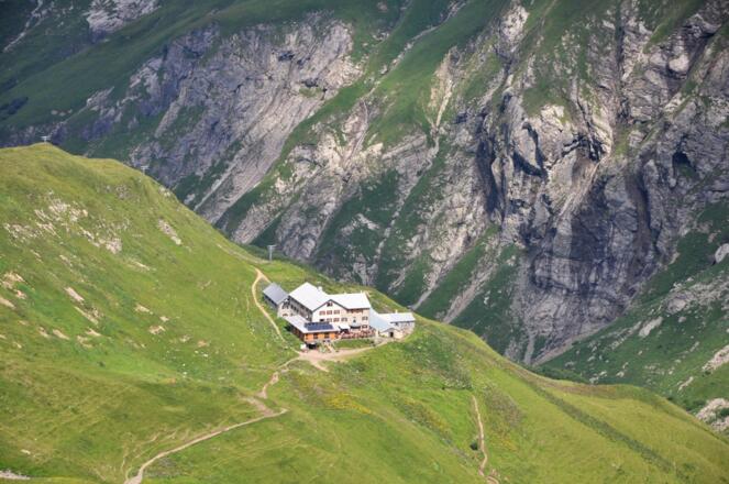 Blick auf die Kemptener Hütte vom Mädelejoch