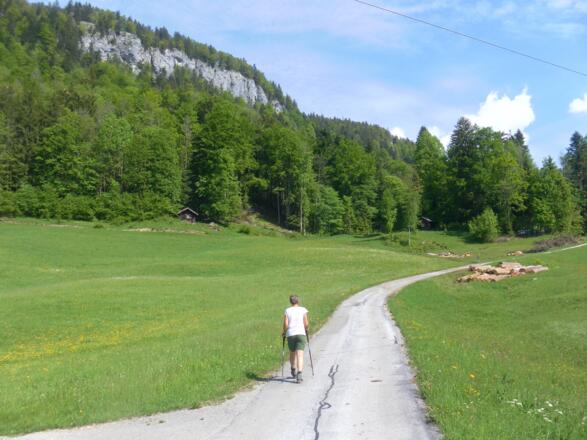 Abzweig links unter der Mühlsteinwand