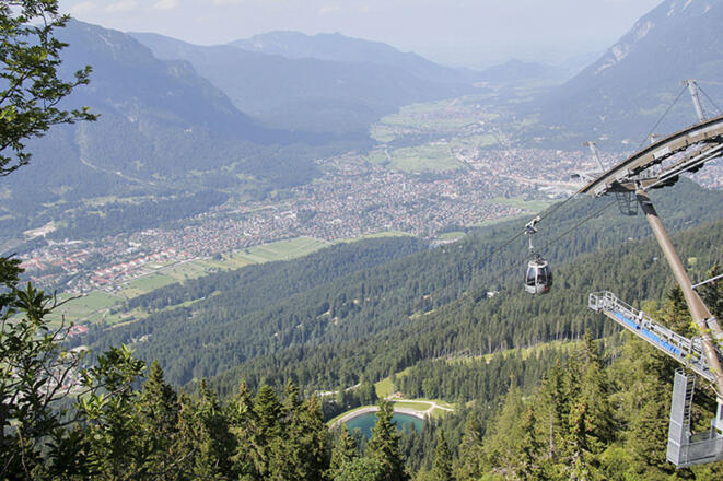 Blick vom Kreuzeck auf Garmisch-Partenkirchen
