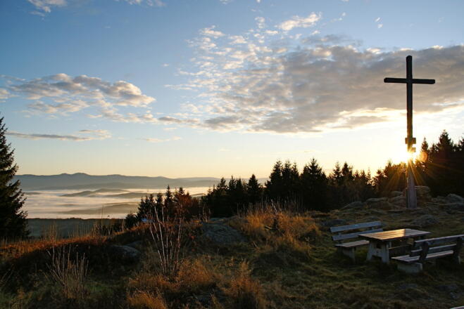 Pröllergipfel (1048 m) mit Blick zum Großen Arber
