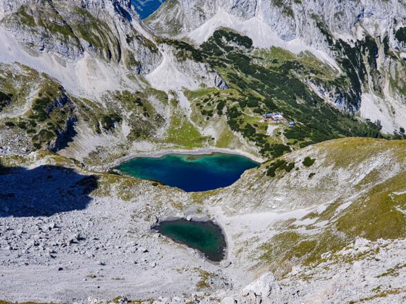 Blick auf den Drachensee mit der Coburger Hütte