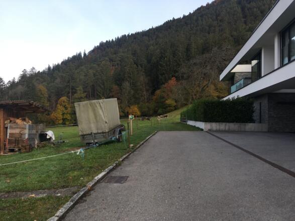 an diesem Haus vorbei zum Wiesenweg