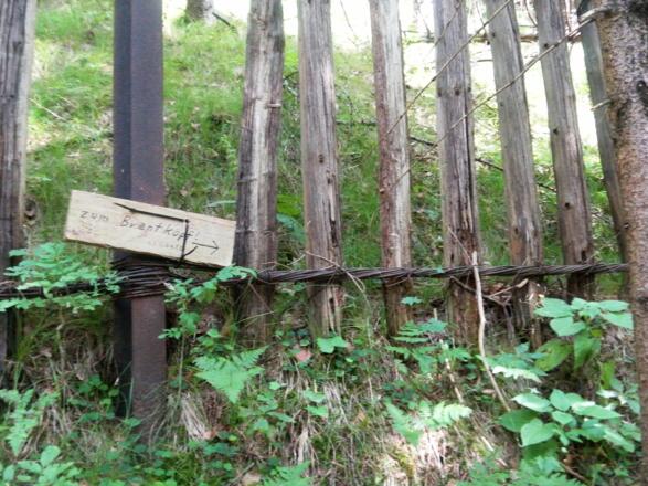 Hinweis bei der Pfadgabelung am Steinschlagzaun