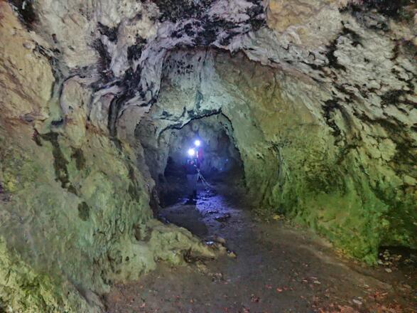 Dieser Höhlengang ist groß genug, um aufrecht zu gehen