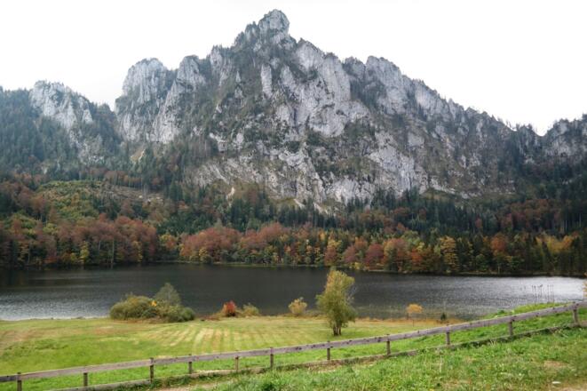 Der idyllische Laudachsee und der Katzenstein dahinter.