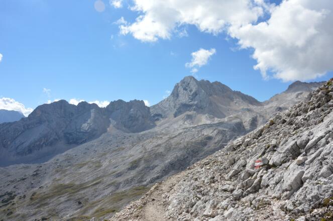 Karstige Landschaft bestimmt das Bild hinauf Richtung SonnAlpin