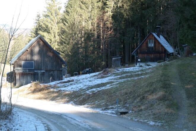 Pramfelder Reith. Die weite Almfläche der Pramfelder Reith ist erreicht. Nach links geht es auf den Imitzberg, nach rechts geht es auf den Tannberg.