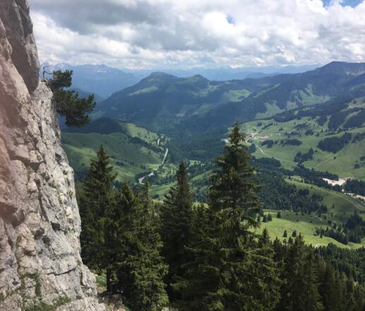Klettern mit Panoramablick - an der Kasererwand gibt es Routen in gemischten Schwierigkeitsgeraden im überwiegend rauen Kalkstein
