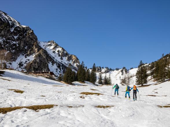 Vorbei an der Wuhrsteinalm im Talgrund weiter aufwärts.
