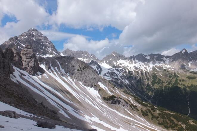Blick vom Fuße des Augzahns auf den Hochvogel