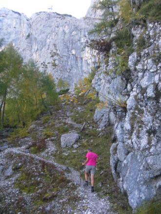 entlang des Wandfußes