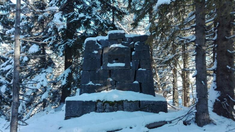 Pyramide am Kühlhauskopf von 1843