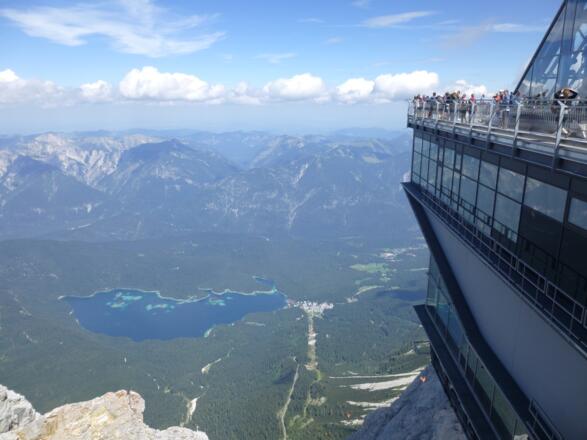 Neue Zugspitzseilbahnstation mit Tiefblick zum Eibsee