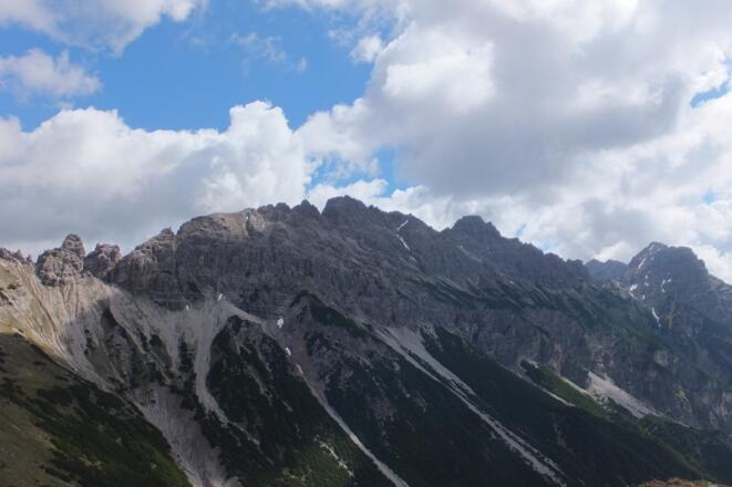 Blick auf die Bergkette mit Klupperkarkopf und Rosszahn