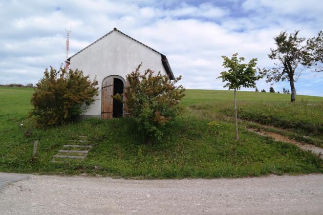 Diese Kapelle erreicht man, nachdem man die Wiese in schnurgerade Linie aufwärts durchquert hat.