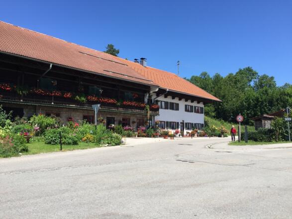 Piesenkam, beim Bauernhaus links