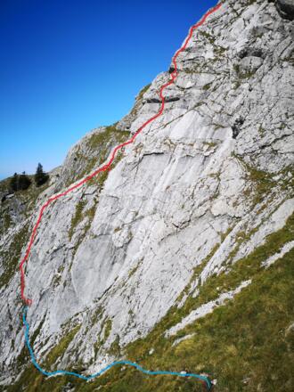 Routenverlauf (rot), unterer Teil, Blick vom Zustieg (blau)
