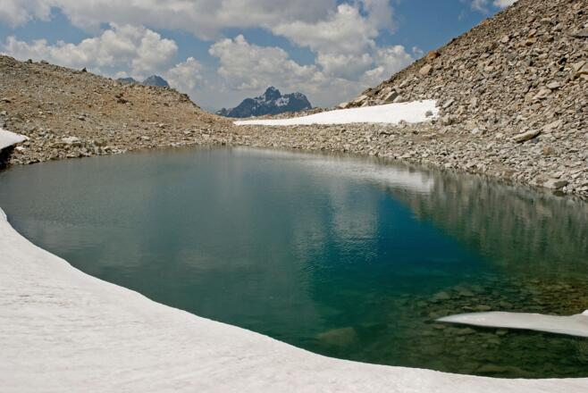 Gletschersee in der Mulde unter dem Gipfel der Hohen Geige
