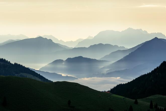 Blick zu den Berchtesgadener Alpen, vorne das Unterberghorn und rechts die Loferer Steinberge
