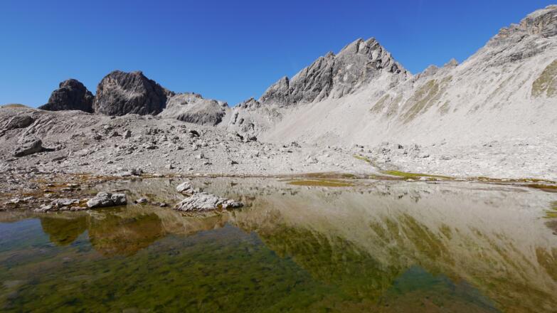 Die Marchspitze spiegelt sich in einem Teich im Birgerkar