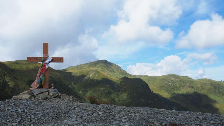 Gedenkkreuz mit Maurerkogel, rechts vom Weg