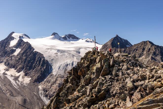 Gipfelkreuz des Großen Tröglers mit Blickrichtung Süden zum Gletscher