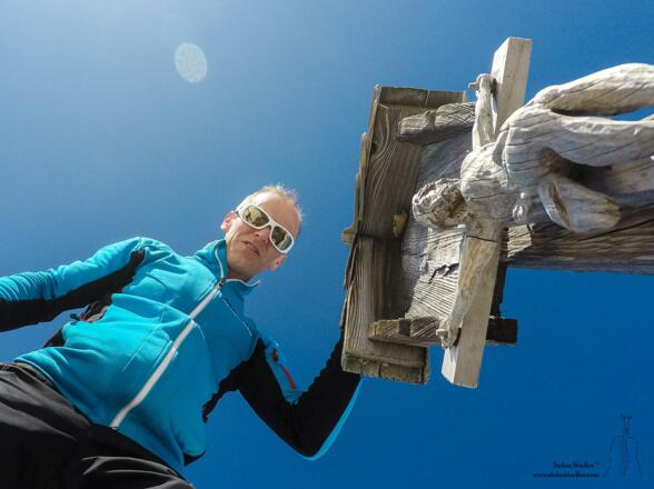 Selfie am Gipfelkreuz auf dem Hohen Laafeld.