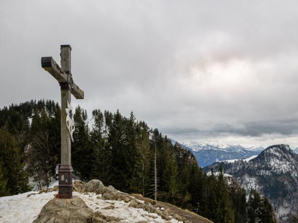 Schönes Gipfelkreuz auf dem Heuberg.