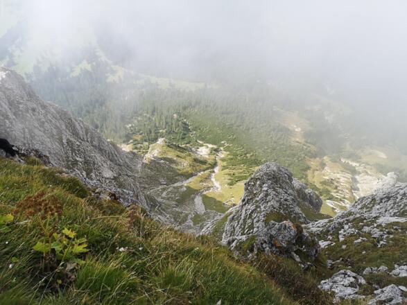 Blick auf den Zustieg zur Kemptner Kante vom Gipfel des Aggenstein
