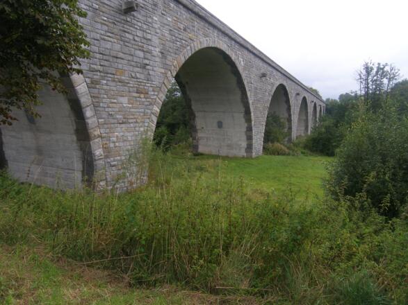 Wir unterqueren die Brücke der Bundesstraße.