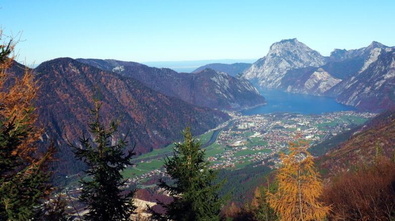 Blick bei der Abfahrt zum Trausee und Traunstein um 1070m