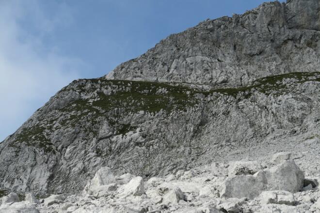 Die Graskante von der Nähe. Sieht gar nicht mehr so schlimm aus. Der Aufstieg bis zu dem Grasband hat es aber noch in sich, geröllig und steil