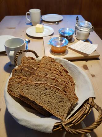 selbstgemachtes Brot und Topprodukte beim Frühstück auf der Barmerhütte