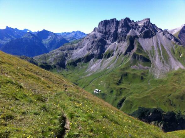 Blick vom Fürschießersattel hinunter zur Kemptner Hütte