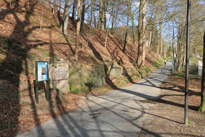 Infopunkt "Schatzhöhle" am Saaleufer