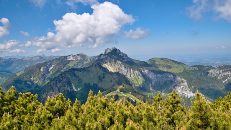 Blick zur Kampenwand vom Gipfel der Hochplatte
