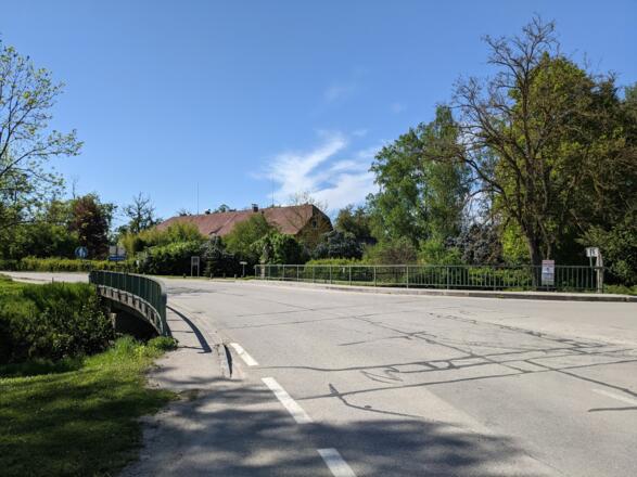 Vor der Brücke nach rechts, dahinter liegt das Schloss Pesenbach