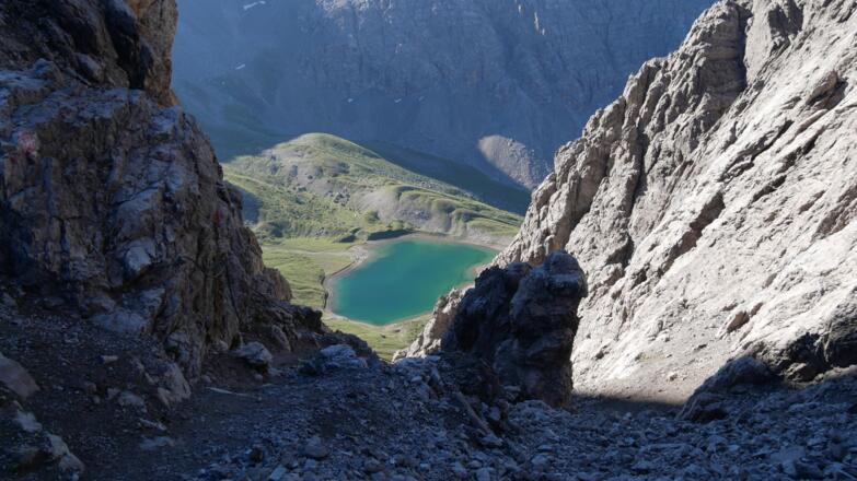 Blick von der Vord. Dremelscharte hinab zum türkisen Steinsee