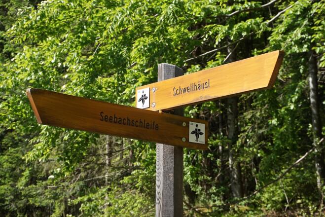 Wegweiser zur Ortschaft Seebachschleife