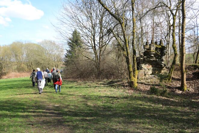 Beim Marmorbruch am Eichelberg, rechts Ruinen des Steinbruchbetriebs