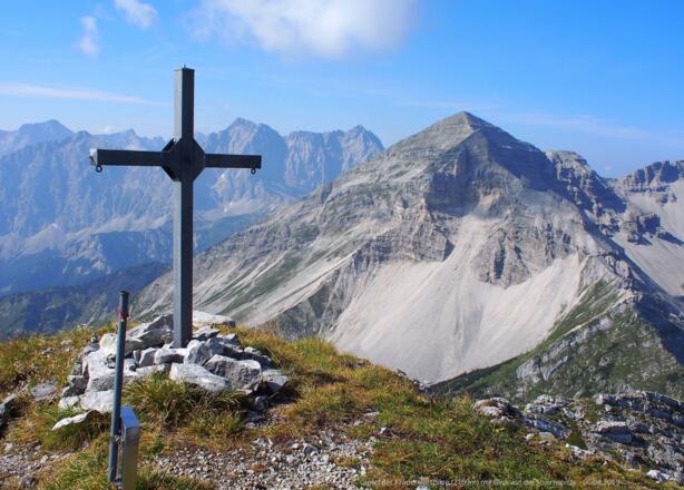 Krapenkarspitze (2108m) mit Blick auf die Soiernspitze