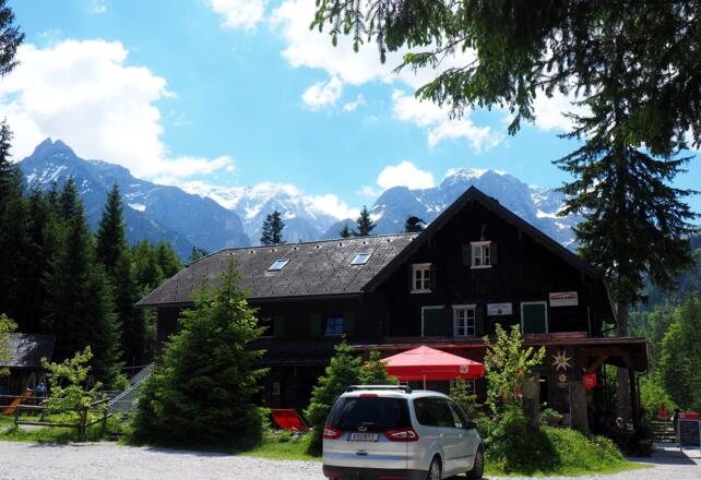 Almtalerhaus mit Zwilllingskogel, Priel und Schermberg