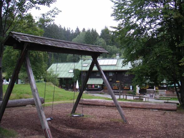 Neben der Einkehrmöglichkeit bietet uns das Schwellhäusl auch einen Spielplatz.