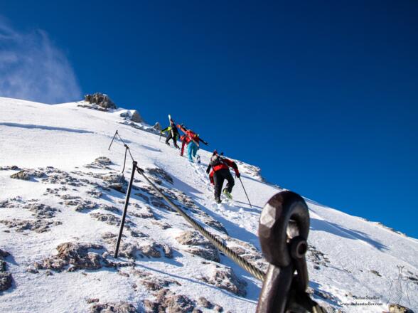 Ein Stahlseil führt zur Mittelspitze.
