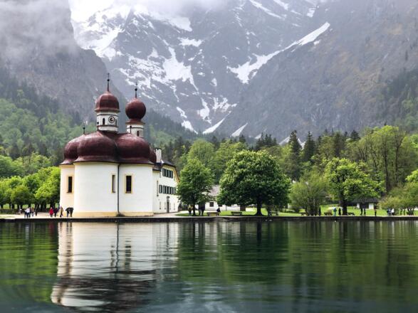 Die Wallfahrtskirche St. Bartholomä vor der Watzmann-Ostwand.