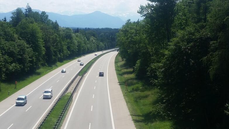 Überquerung der Garmischer Autobahn mitten im Wald nahe Seeshaupt