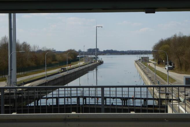 Schleuse an der Staustufe Straubing