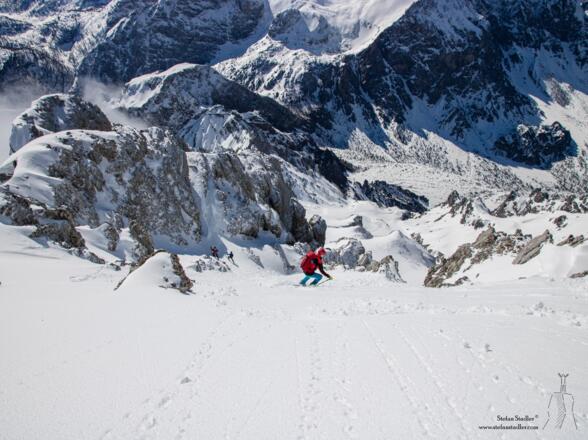 Von der Südspitze geht es im Winter extrem steil nach unten.